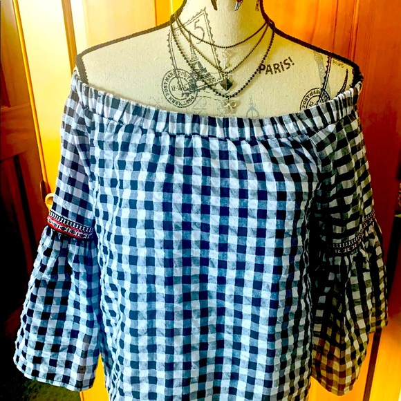 Twinkle by Wenlan Tops - $$FINAL SALE$$ 💵 Super cute off the shoulder + 🎁 free jewelry❣️